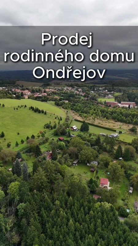 Roubená chata u řeky